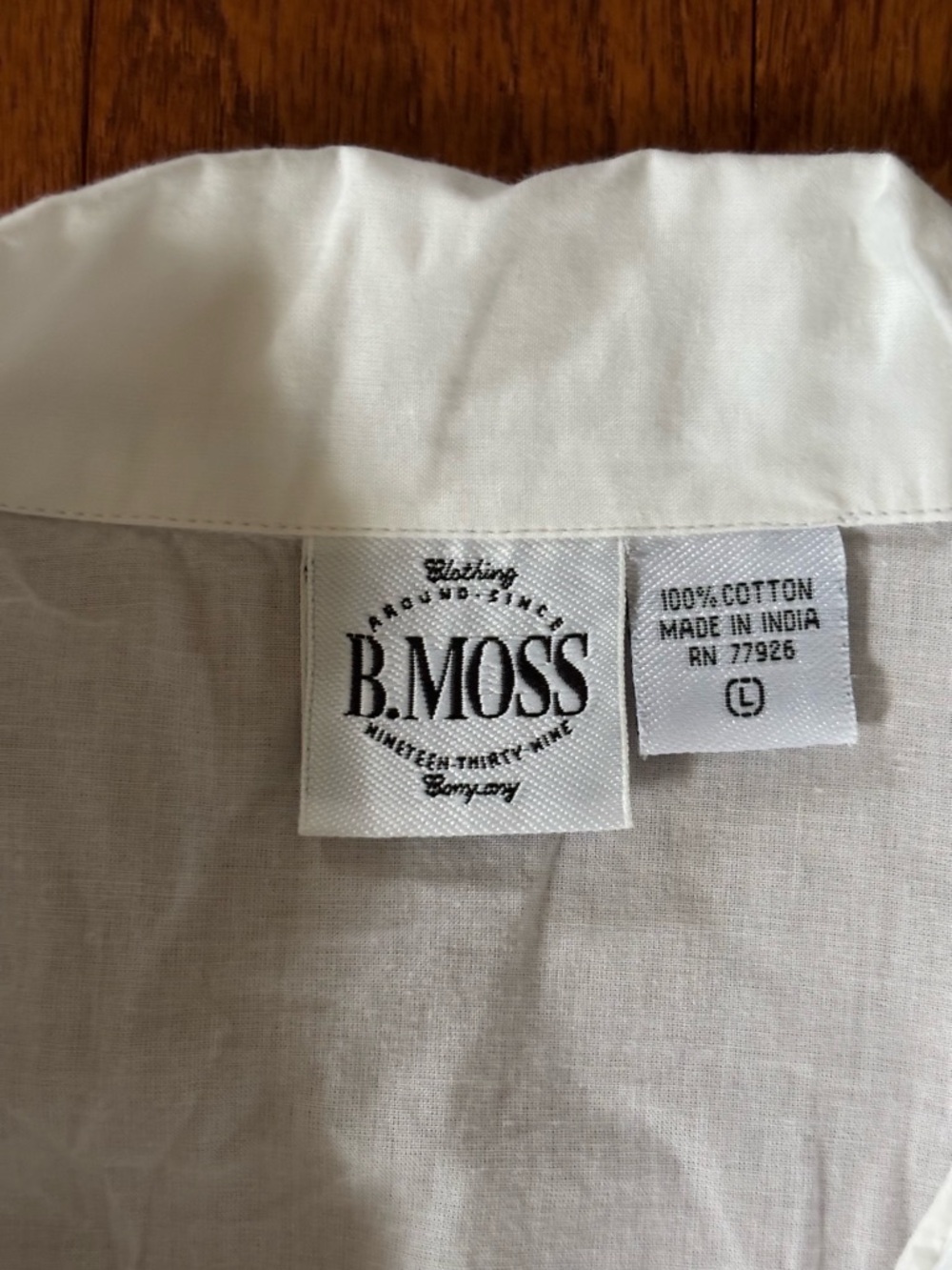 B. Moss White Sleeveless Embroidered Button-Up Blouse - Picture 3 of 11